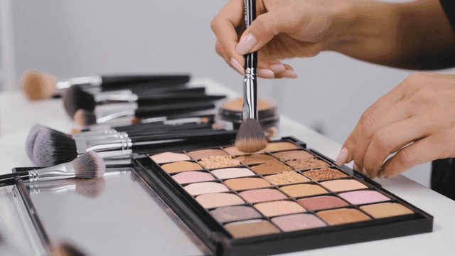 Makeup brush for applying color makeup to palette