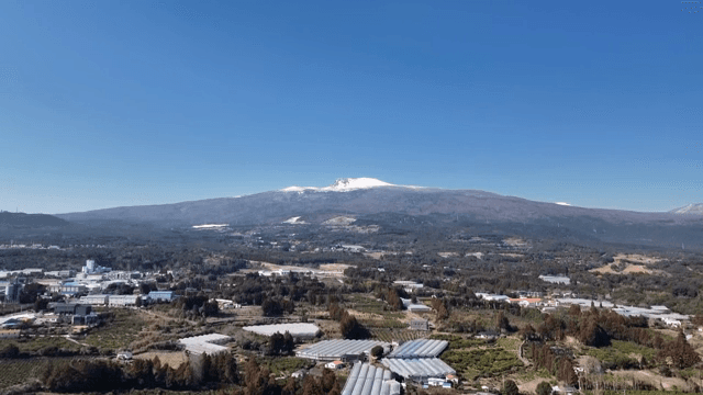 눈 덮인 산이 있는 광활한 풍경