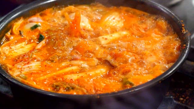 끓고 있는 매운 닭전골과 닭칼국수