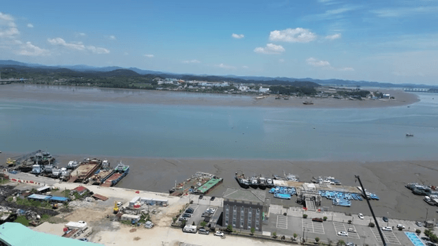 다리와 건물이 있는 해안 도시