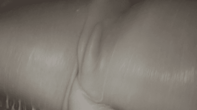 기계에서 반죽이 반죽되는 모습