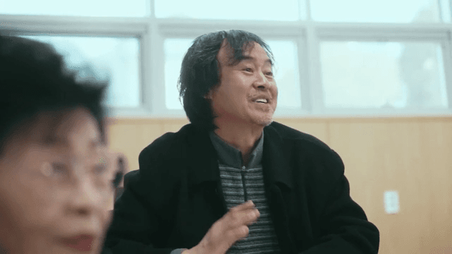 손을 들고 발표를 하는 남성