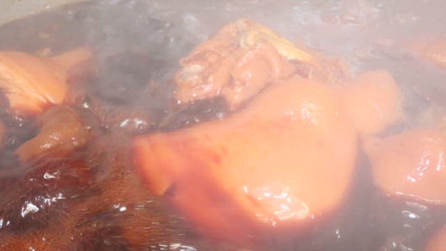 보글보글 끓고 있는 육수 속 족발