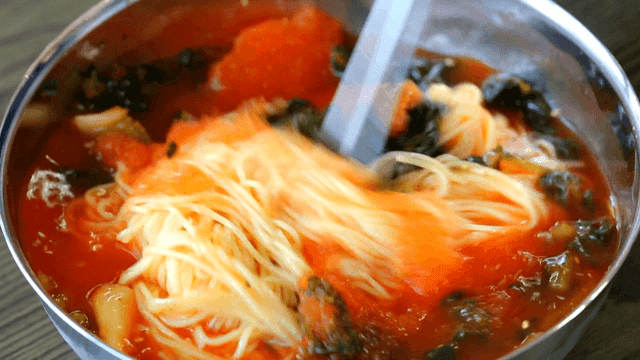 젓가락으로 젓는 열무국수