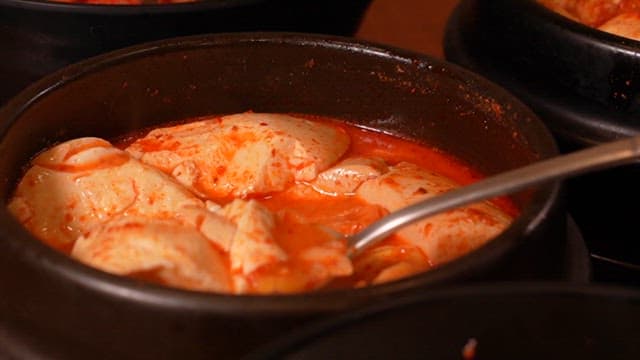 하얀 쌀밥과 함께 먹는 매운 순두부찌개