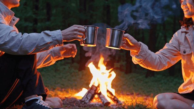 모닥불 앞에서 잔을 부딪히는 남여