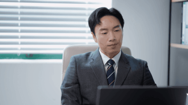 사무실에서 스트레스를 받는 사업가
