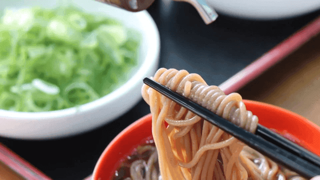 소바 면에 식초를 뿌리는 장면