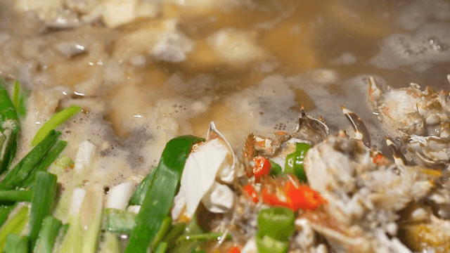 채소와 함께 끓는 맑은 국물의 꽃게탕