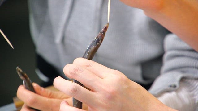 주방에서 꼬치를 이용해 양미리 준비