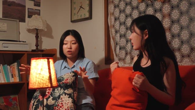 소파에서 대화하는 두 여성