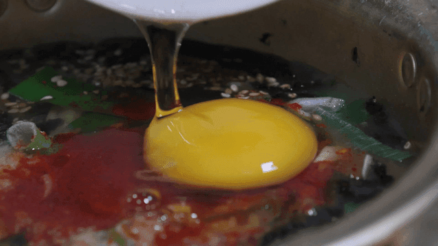 칼국수에 추가되는 달걀