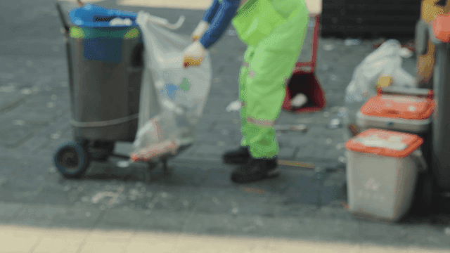 거리 청소부가 쓰레기를 수거하는 모습