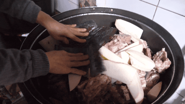 무와 함께 한국식 고깃국 준비