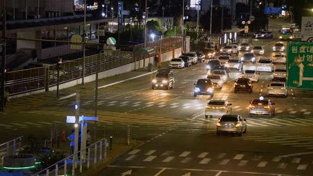 밤에 차량이 많은 교차로