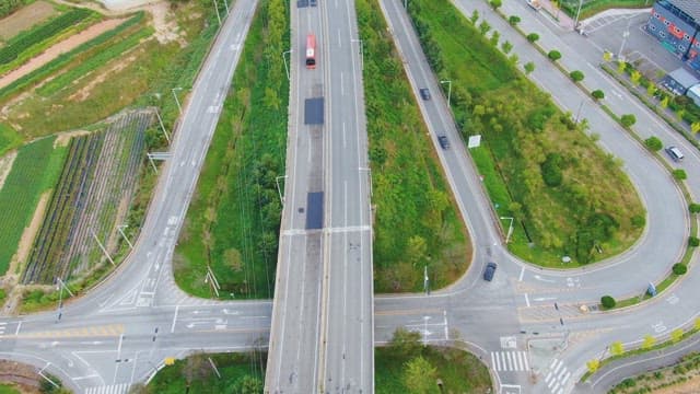 고속도로와 주변 지역의 전경