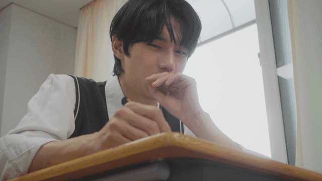 시험 문제를 풀며 초조해하는 남학생