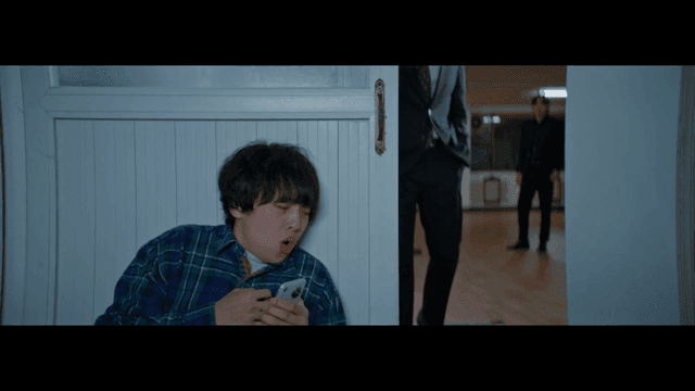 문밖에서 휴대폰으로 신고하려다가 들킨 남자