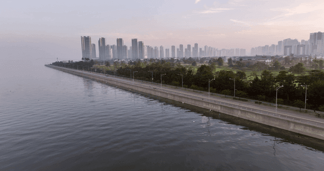 해안가 고요한 도로와 도심