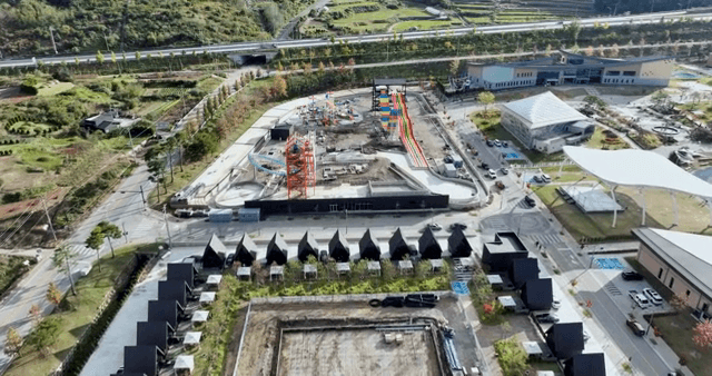 공사 중인 워터파크가 있는 야외 지역