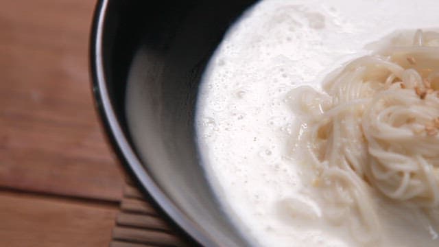 참깨가 올라간 콩국수 한 그릇