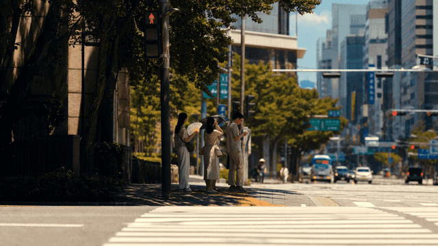 도시에서 횡단보도를 기다리는 사람들