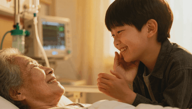 병실에서 미소 짓는 손자와 할머니