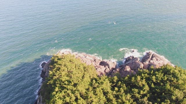 파도가 부딪히는 바위 해안선