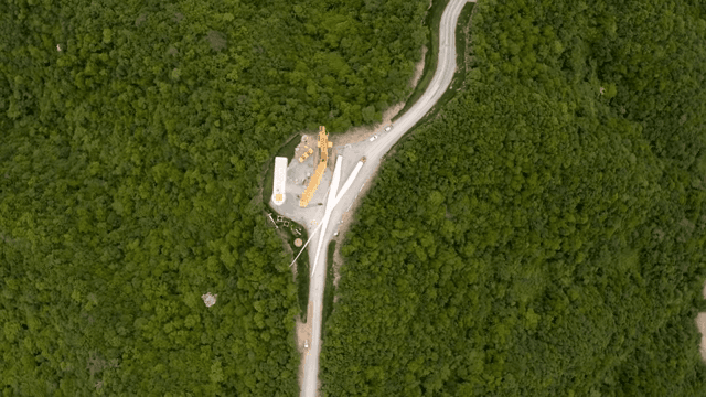 산 위의 풍력 터빈 건설 현장