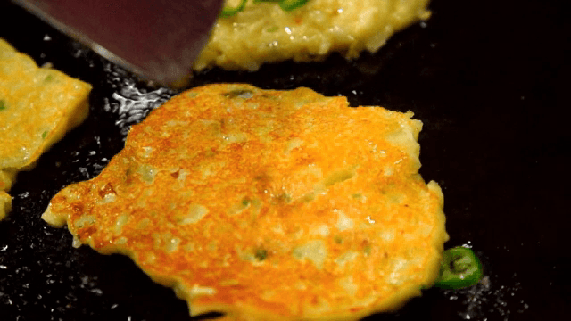 철판에서 뒤집는 녹두빈대떡