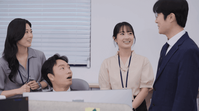 사무실에서 프로젝트를 논의하는 직원들