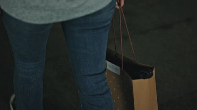 어두운 복도를 걷는 사람