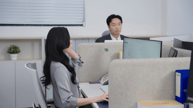 업무에 집중하는 사무실 직원들