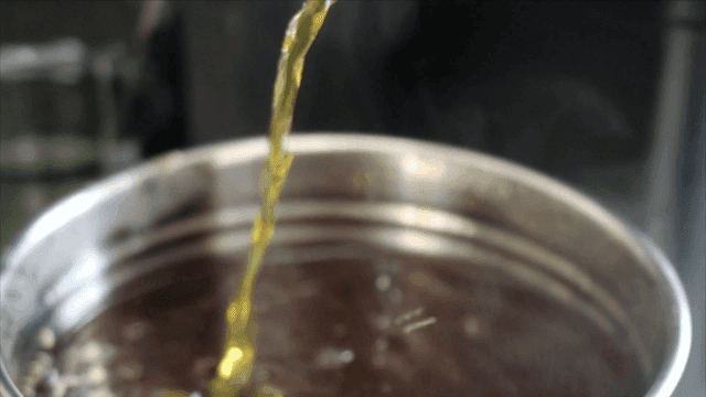 약재가 우러난 육수를 떠내는 국자