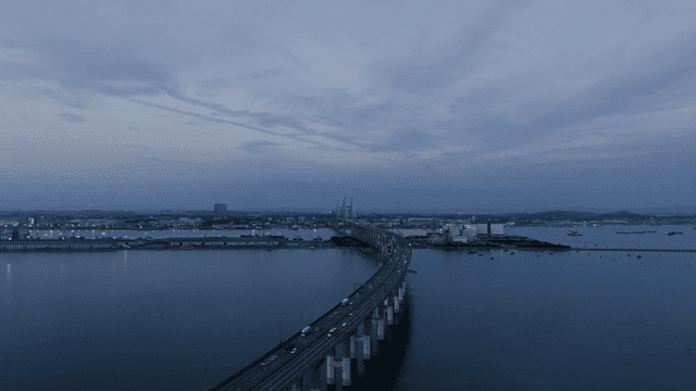 고요한 바다 위로 뻗은 다리