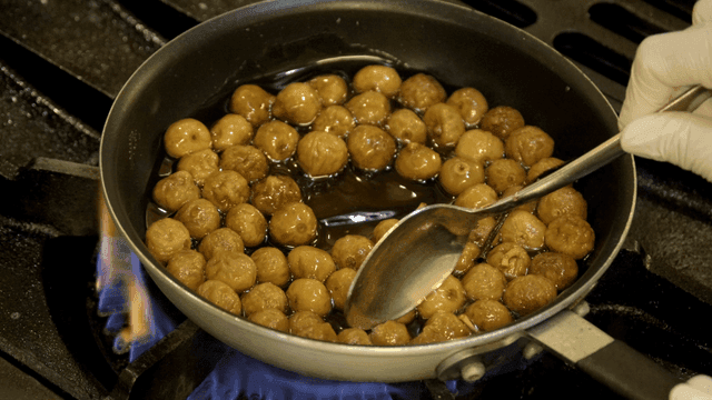 Cooking figs in syrup on stove