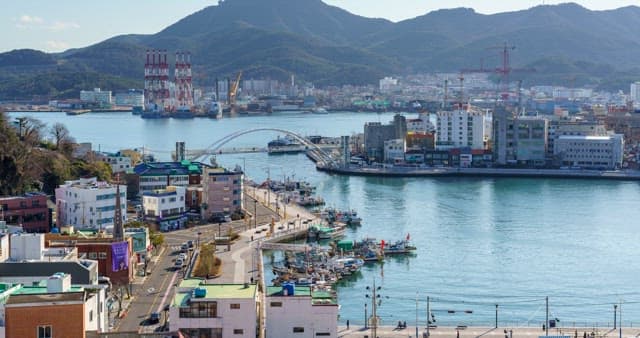 분주한 항구도시의 낮부터 밤까지의 풍경