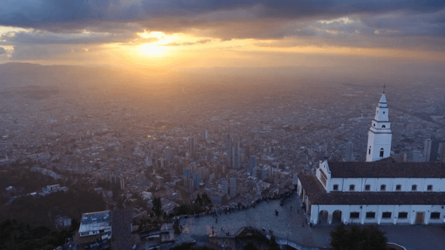 교회가 있는 도시 위로 해가 지는 모습