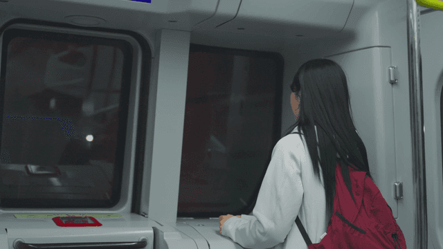 지하철 창밖을 바라보는 젊은 여성