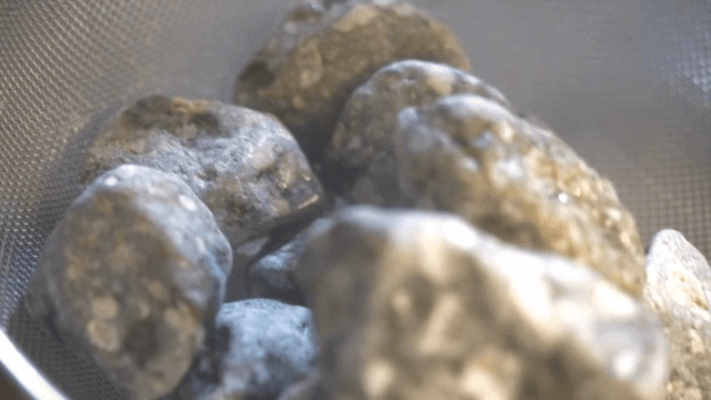 간장을 숙성시키는 데에 필요한 돌