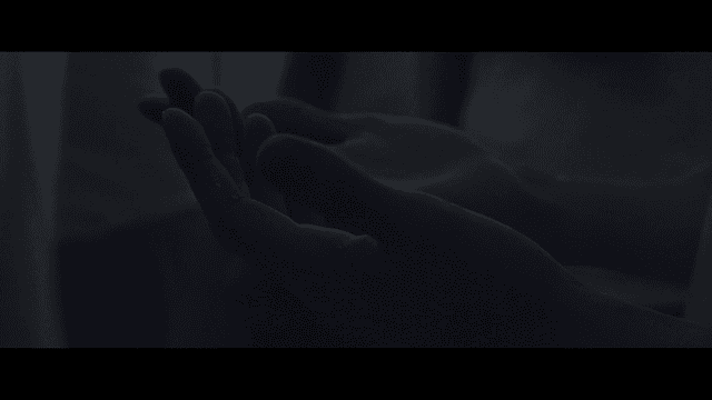 어두운 방에서 흰 가루가 묻은 손