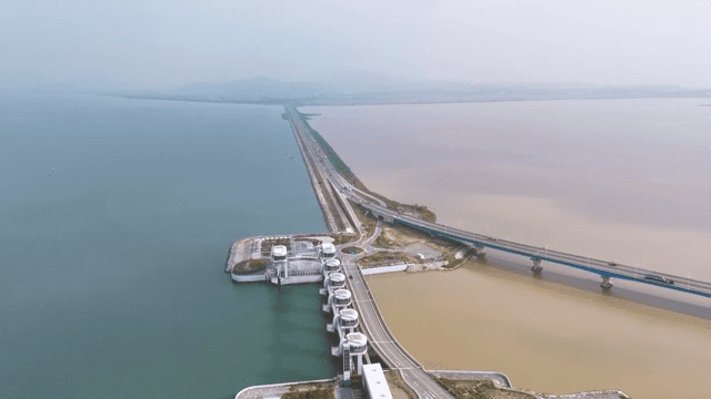 물 위의 댐과 다리의 항공 뷰