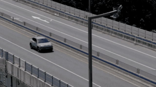 고속도로 다리를 달리는 자동차들