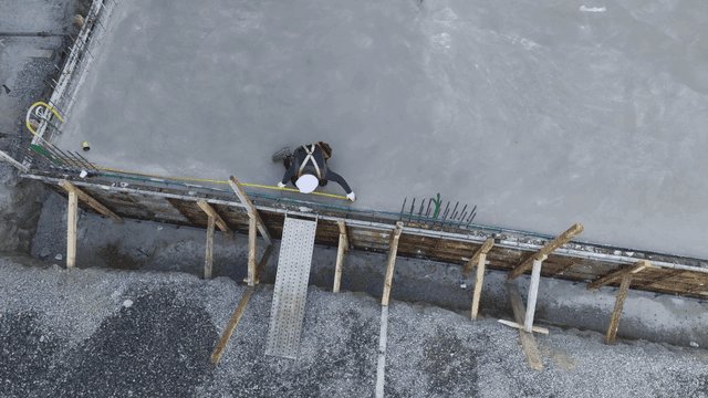 콘크리트 길이를 측정하는 작업자