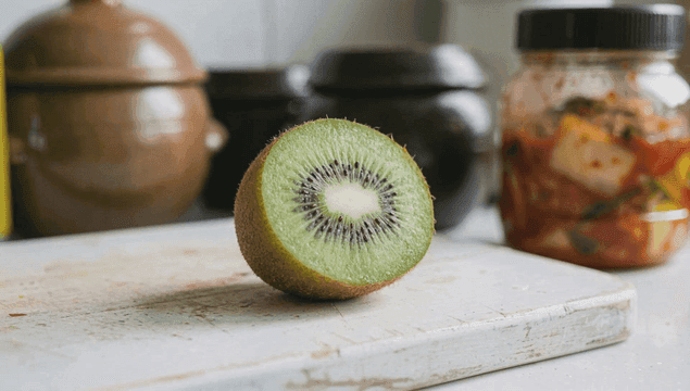 주방 조리대 위의 키위와 김치병