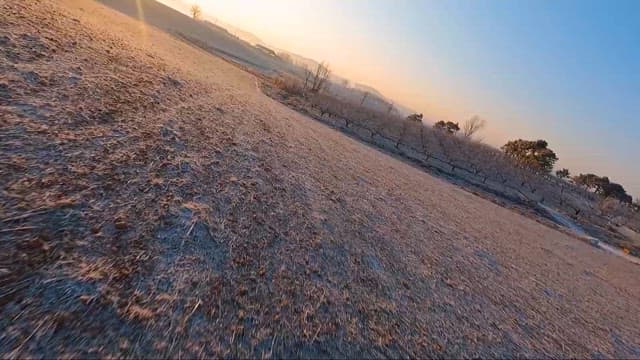 한적한 농촌 풍경 위로 떠오르는 해