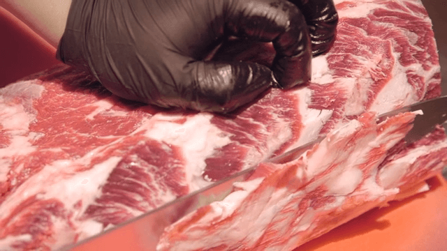 날카로운 칼로 자르는 생고기