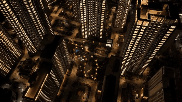 조명이 켜진 고층 건물의 야경