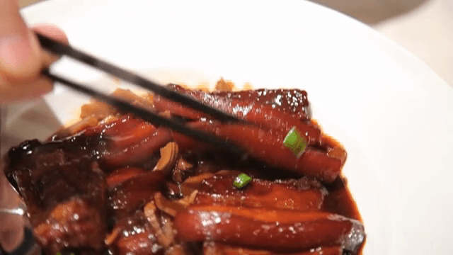 젓가락으로 집어 올리는 홍소육