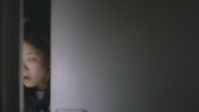 손전등을 들고 어두운 방에 몰래 들어가는 두 여자